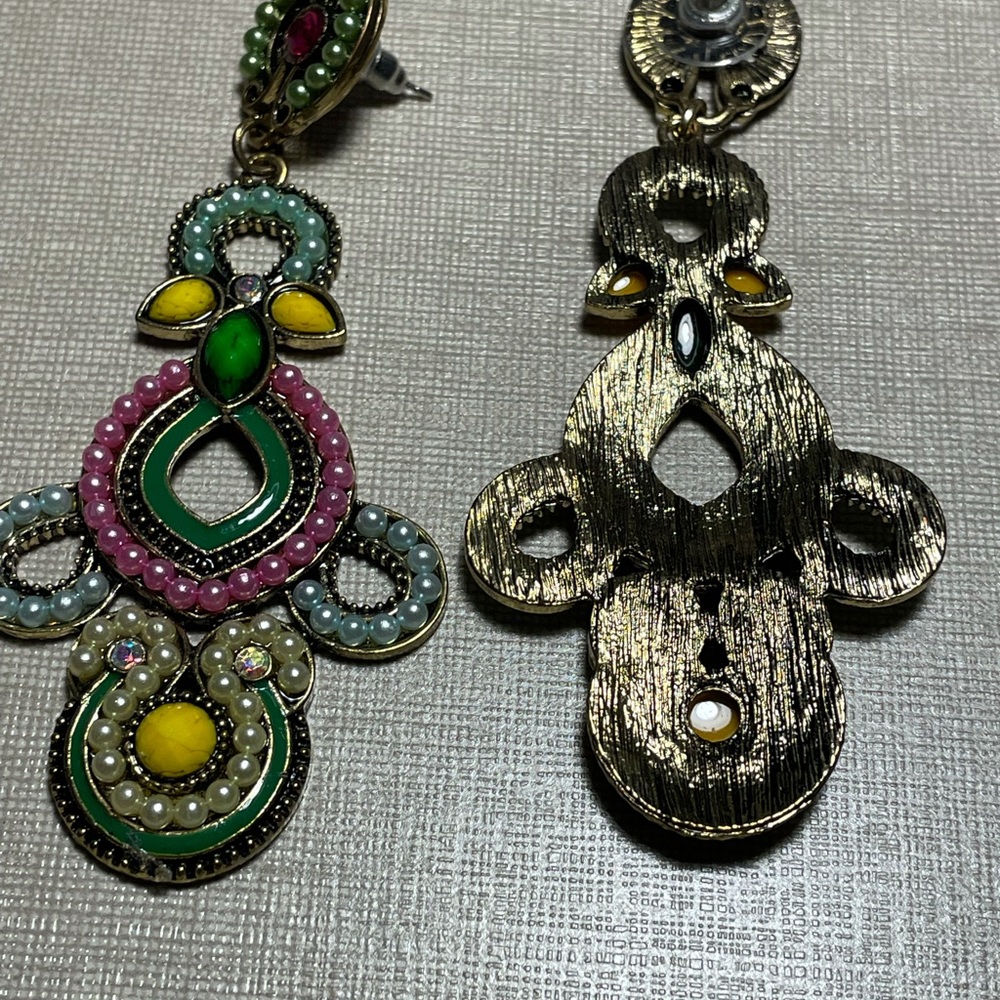 Fabulous costume earrings - Picture 3 of 3